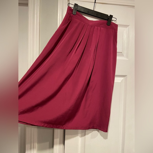 Harper & Gray Size S Silky Pleated Front Elastic Waist Burgundy Zip Midi Skirt - Picture 2 of 12